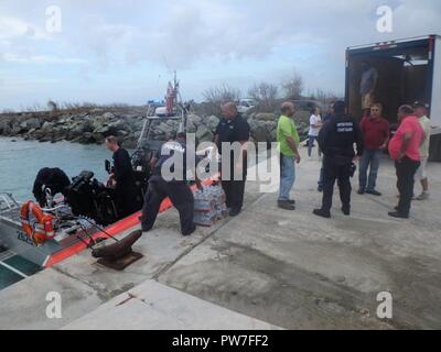 Die Crew der Coast Guard Cutter Donald Horsley liefert Nahrung und Wasser von FEMA auf die Insel Vieques, Puerto Rico, Sept. 22, 2017. Die Besatzung Entladen 750 Liter Mineralwasser und 1.440 Mahlzeiten. Stockfoto