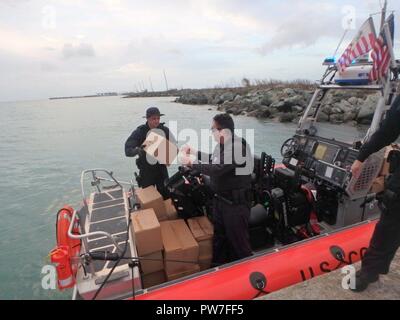 Die Crew der Coast Guard Cutter Donald Horsley liefert Nahrung und Wasser von FEMA auf die Insel Vieques, Puerto Rico, Sept. 22, 2017. Die Besatzung Entladen 750 Liter Mineralwasser und 1.440 Mahlzeiten. Stockfoto