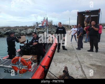 Die Crew der Coast Guard Cutter Donald Horsley liefert Nahrung und Wasser von FEMA auf die Insel Vieques, Puerto Rico, Sept. 22, 2017. Die Besatzung Entladen 750 Liter Mineralwasser und 1.440 Mahlzeiten. Stockfoto