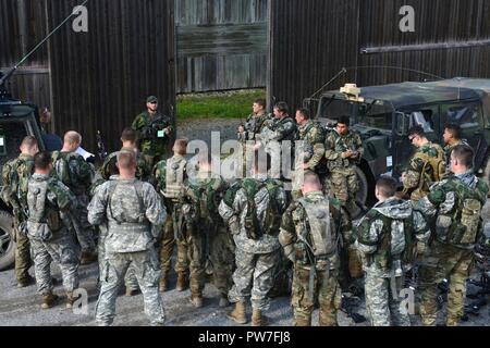 Teilnahme an einer internationalen Genossenschaft der nationalen Verteidigung übung, Soldaten der 1. Kombinierte des Minnesota Nationalgarde Waffen Battalion - 194Th Rüstung Verhalten Interoperabilität Ausbildung neben ihren schwedischen Kollegen Sept. 2017. Dies ist das erste Mal in 20 Jahren, dass die Amerikaner sind gebeten worden, in der die Aurora Übung, die aus mehreren umliegenden Armeen der Länder sowie über 19.000 Männer und Frauen der schwedischen Streitkräfte ist zu beteiligen. Stockfoto