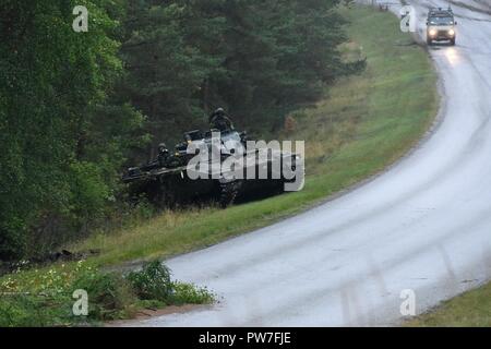 Eine schwedische CV 90 Schützenpanzer Manöver über der Baumgrenze während einer Übung zwischen schwedischen und amerikanischen Streitkräfte 1. Kombinierte des Minnesota Nationalgarde Waffen Battalion - 194Th Rüstung Sept. 22, 2017 in Schweden. Stockfoto