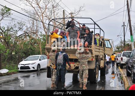 Der Adjutant General von Puerto Rico, Brig. Gen. Isabelo Rivera, mit dem Gouverneur von Puerto Rico, Herrn Ricardo Rosselló, besuchte die Gemeinden in Loiza und Canóvanas die Schäden im Gefolge von Hurrikan Maria, 21. Sept. den Konvoi, der vor allem militärische Fahrzeuge links Umfrage, zum ersten Mal besuchte den überschwemmten Bereich der Villa Santo in Loiza, in der sich die Gruppe in die Rettungsarbeiten noch in der Gegend. Später, Rivera und Rosselló besucht Quintas de Canóvanas, wo das Wasser Schaden war beeindruckend und alle Häuser aus einem Datensatz gelitten - Brechen der Überschwemmungen und der Rückstand durch es gezogen Stockfoto