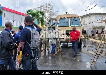 Der Adjutant General von Puerto Rico, Brig. Gen. Isabelo Rivera, mit dem Gouverneur von Puerto Rico, Herrn Ricardo Rosselló, besuchte die Gemeinden in Loiza und Canóvanas die Schäden im Gefolge von Hurrikan Maria, 21. Sept. den Konvoi, der vor allem militärische Fahrzeuge links Umfrage, zum ersten Mal besuchte den überschwemmten Bereich der Villa Santo in Loiza, in der sich die Gruppe in die Rettungsarbeiten noch in der Gegend. Später, Rivera und Rosselló besucht Quintas de Canóvanas, wo das Wasser Schaden war beeindruckend und alle Häuser aus einem Datensatz gelitten - Brechen der Überschwemmungen und der Rückstand durch es gezogen Stockfoto