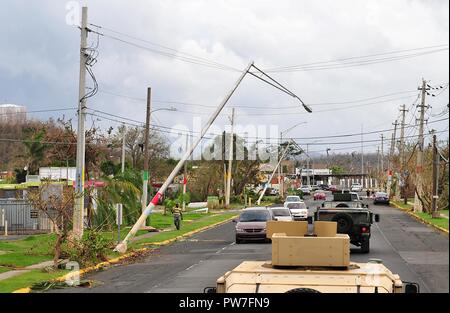 Der Adjutant General von Puerto Rico, Brig. Gen. Isabelo Rivera, mit dem Gouverneur von Puerto Rico, Herrn Ricardo Rosselló, besuchte die Gemeinden in Loiza und Canóvanas die Schäden im Gefolge von Hurrikan Maria, 21. Sept. den Konvoi, der vor allem militärische Fahrzeuge links Umfrage, zum ersten Mal besuchte den überschwemmten Bereich der Villa Santo in Loiza, in der sich die Gruppe in die Rettungsarbeiten noch in der Gegend. Später, Rivera und Rosselló besucht Quintas de Canóvanas, wo das Wasser Schaden war beeindruckend und alle Häuser aus einem Datensatz gelitten - Brechen der Überschwemmungen und der Rückstand durch es gezogen Stockfoto