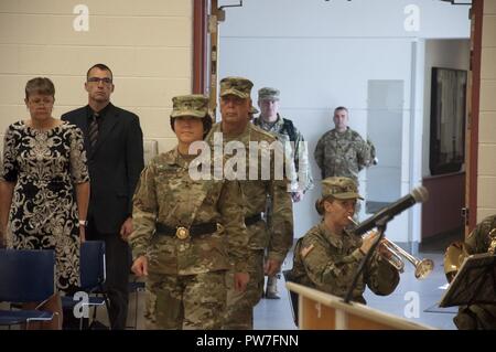 Generalmajor Miyako N. Schanely, eingehende Commander, Theater 416th Engineer Befehl, und Generalmajor Scottie D. Zimmermann, stellvertretender Kommandierender General, US Army Reserve Command geben Sie die Annahme des Befehls Zeremonie am 23. September. Stockfoto