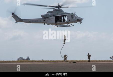 Marines mit 1St Marine Division schnelle Seil aus einer UH-1Y Huey während der Marine Air Ground Task Force - Vorführung auf der Marine Corps Air Station Miramar Air Show 2017 auf der MCAS Miramar, Calif., Sept. 23. Das Thema für die Air Show ist "ein Gruß an Vietnam Veteranen" und verfügt über mehrere Aufführungen und zeigt die Anerkennung der Opfer von Vietnam Veteranen. Die air show zeigt auch erstklassige zivile Darsteller, militärische Flugvorführung Teams, Möglichkeiten der Magtf und feiert unsere langjährige Zusammenarbeit mit unseren Nachbarn in der lokalen San Diego Gemeinschaft. Stockfoto