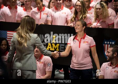 Melania Trump, First Lady der Vereinigten Staaten von Amerika, schüttelt Hände mit Team US-Kapitän, US Air Force Captain Christy weisen bei einem Empfang vor der Eröffnung der 2017 Invictus Games im Air Canada Centre in Toronto, Kanada., Sept. 23, 2017. Die Invictus Games, 2014 gegründet von Prinz Harry im Vereinigten Königreich, wurde entwickelt, um die Kraft des Sports zu verwenden Recovery zu inspirieren, Rehabilitation und ein breiteres Verständnis von Respekt für diejenigen, die ihr Land dienen und ihre Angehörigen und zu generieren. Stockfoto