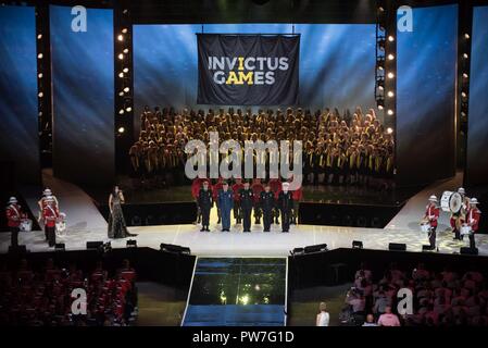 Englische Sängerin Laura Wright führt während der Invictus Flagge Anhebung Teil der Eröffnungsfeier der 2017 Invictus Games im Air Canada Centre in Toronto, Kanada., Sept. 23, 2017. Die Invictus Games, 2014 gegründet von Prinz Harry im Vereinigten Königreich, wurde entwickelt, um die Kraft des Sports zu verwenden Recovery zu inspirieren, Rehabilitation und ein breiteres Verständnis von Respekt für diejenigen, die ihr Land dienen und ihre Angehörigen und zu generieren. Stockfoto