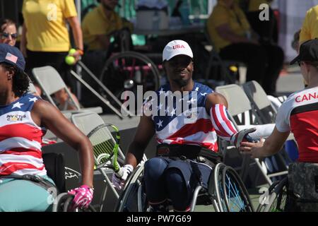 Us Army Sergeant pensionierte Roosevelt Andersom Jr. Hände schüttelt mit dem gegnerischen Kanada Team nach dem Training im Rollstuhl Tennis Event im 2017 Invictus Games, Toronto, Kanada, 23. September 2017. Die Invictus Games, Sept. 23-30, ist ein internationales Programm Paralympic-Style, Multi-sport Veranstaltung, die von Prinz Harry von Wales, in denen Verwundete, Verletzte oder kranke Armed Services Personal und ihre zugehörigen Veteranen erstellt Sport einschließlich Rollstuhl basketball Rollstuhl Rugby, Sitzen, Volleyball, Bogenschießen, Radfahren, Rollstuhl Tennis, Powerlifting, Golf, Schwimmen, und Indoor rowin Stockfoto