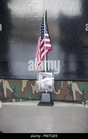 Mitglieder der Gemeinschaft ehren Veteranen, indem Sie Fahnen und Memorial Material an der Hälfte - Modell der mobile Vietnam War Memorial Wand während der 2017 Marine Corps Air Station Miramar Miramar Air Show in der MCAS Miramar, Calif., Sept. 22. Das Thema für die Air Show ist "ein Gruß an Vietnam Veteranen" und verfügt über mehrere Aufführungen und zeigt die Anerkennung der enormen Opfer durch unsere Vietnam Veteran Brüder und Schwestern. Der Service war größtenteils in eine Zeit, in der die Unterstützung für das Militär war nicht so weit verbreitet, wie es jetzt ist unterbewertet. Stockfoto