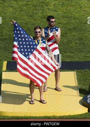 Pensionierte US Navy Lieutenant Bradley Snyder zeigt seine US-Flagge nach einer Silbermedaille für den Herren 100 Meter dash für Sehbehinderte während der 2017 Invictus Spiele bei York-Lions Stadion beeinträchtigt in Toronto am 24. September 2017 verliehen wird. Die Invictus Games, von Prinz Harry im Jahr 2014 gegründet, vereint die Verwundeten und verletzten Veteranen aus 17 Nationen für 12 adaptive Sportveranstaltungen, einschließlich Leichtathletik, Rollstuhl basketball Rollstuhl Rugby, Schwimmen, Volleyball, und Neu in der 2017 Spiele, Golf. Stockfoto