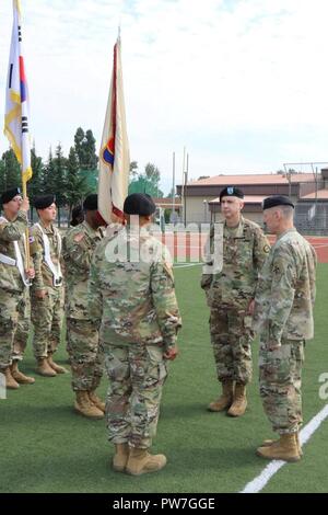 Generalleutnant Thomas S. Vandal, 8. Armee kommandierenden General, Generalmajor John S. Sullivan, der ausgehende Kommandierender General des 19 Expeditionary Sustainment Command, und Brig. Gen. Michel M. Russell, die neue kommandierende General des 19. WSA stand in einer Position der Aufmerksamkeit mit der Verabschiedung des 19. WSA Einheit Farben bei einem Befehl Zeremonie im Camp Walker Kelly Feld, Daegu, Korea, 22. September zu führen. Stockfoto