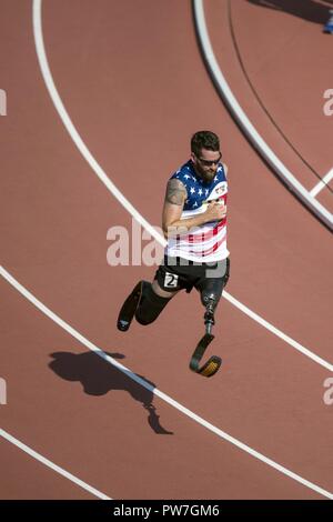 Army veteran Stefan Leroy Sprints während der 2017 Invictus Spiele in Toronto, Kanada, Sept. 24, 2017. Stockfoto