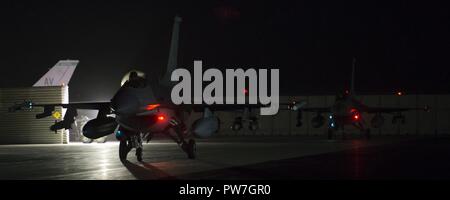 F-16 Fighting Falcons Die flightline am Flughafen Bagram, Afghanistan, Sept. 21, 2017. Die F-16 ist ein kompakter, multi-role Fighter Aircraft. Es ist sehr wendig und hat sich bewährt in der Luft-zu-Luft bekämpfen und Luft-zu-Oberfläche angreifen. In Afghanistan, die F-16, die auch als eine Viper bekannt, bietet Präzision airpower zu degradieren abhalten, feindliche Aktivitäten und. Stockfoto