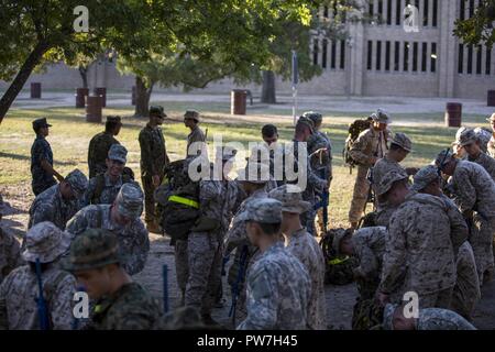 Us Marine Corps Officer Kandidaten mit Offiziervorwähler Office College Station Texas, führen Sie eine Fire Team Wettbewerb an der Texas A&M University Campus, Sept. 22, 2017. Feld Übungen besser vorbereitet Kandidaten für Officer Kandidaten School (OCS), und die Abnutzung am Kurs zu reduzieren. Stockfoto