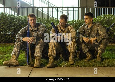 Us Marine Corps Officer Kandidaten mit Offiziervorwähler Office College Station Texas, führen Sie eine Fire Team Wettbewerb an der Texas A&M University Campus, Sept. 22, 2017. Feld Übungen besser vorbereitet Kandidaten für Officer Kandidaten School (OCS), und die Abnutzung am Kurs zu reduzieren. Stockfoto
