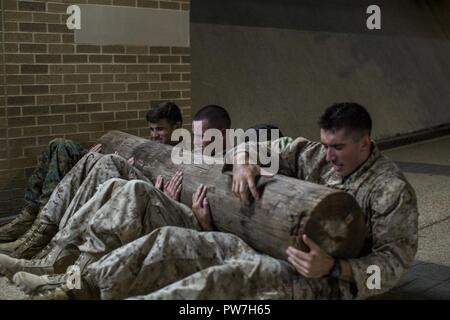 Us Marine Corps Officer Kandidaten mit Offiziervorwähler Office College Station Texas, führen Sie eine Fire Team Wettbewerb an der Texas A&M University Campus, Sept. 22, 2017. Feld Übungen besser vorbereitet Kandidaten für Officer Kandidaten School (OCS), und die Abnutzung am Kurs zu reduzieren. Stockfoto