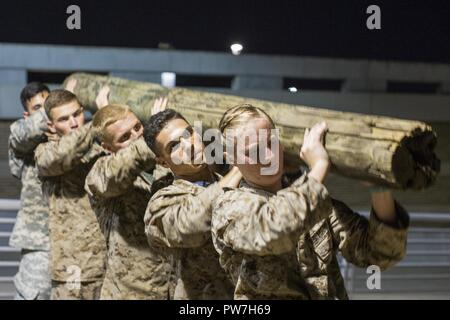Us Marine Corps Officer Kandidaten mit Offiziervorwähler Office College Station Texas, führen Sie eine Fire Team Wettbewerb an der Texas A&M University Campus, Sept. 22, 2017. Feld Übungen besser vorbereitet Kandidaten für Officer Kandidaten School (OCS), und die Abnutzung am Kurs zu reduzieren. Stockfoto