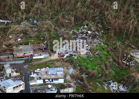 Wohnungen lag in der Ruine als von einem US-amerikanischen Zoll- und Grenzschutzbehörden, Luft und Marine Operations, Black Hawk während einer Überführung von Puerto Rico nach Hurrikan Maria September 23, 2017 gesehen. Us-amerikanischen Zoll- und Grenzschutz Stockfoto