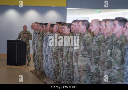 In einem cermony statt September 22, 2017, Schüler von Air Assault Klasse 307-17 sind ihre Flügel und Abschlusszertifikate vorgestellt. Mehr als die Hälfte der Klasse West Virginia der Nationalgarde. Die Keynote Speaker für die Abschlussfeier war Brigadier General Russell Kran, stellvertretender Adjutant General West Virginia National Guard. Die Zeremonie wurde auf Lager Dawson in Kingwood, West Virginia statt. Stockfoto