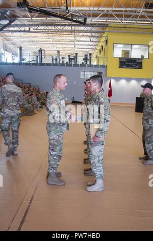 In einem cermony statt September 22, 2017, Schüler von Air Assault Klasse 307-17 sind ihre Flügel und Abschlusszertifikate vorgestellt. Mehr als die Hälfte der Klasse West Virginia der Nationalgarde. Die Keynote Speaker für die Abschlussfeier war Brigadier General Russell Kran, stellvertretender Adjutant General West Virginia National Guard. Die Zeremonie wurde auf Lager Dawson in Kingwood, West Virginia statt. Stockfoto