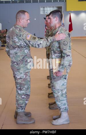 In einem cermony statt September 22, 2017, Schüler von Air Assault Klasse 307-17 sind ihre Flügel und Abschlusszertifikate vorgestellt. Mehr als die Hälfte der Klasse West Virginia der Nationalgarde. Die Keynote Speaker für die Abschlussfeier war Brigadier General Russell Kran, stellvertretender Adjutant General West Virginia National Guard. Die Zeremonie wurde auf Lager Dawson in Kingwood, West Virginia statt. Stockfoto