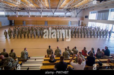 In einem cermony statt September 22, 2017, Schüler von Air Assault Klasse 307-17 sind ihre Flügel und Abschlusszertifikate vorgestellt. Mehr als die Hälfte der Klasse West Virginia der Nationalgarde. Die Keynote Speaker für die Abschlussfeier war Brigadier General Russell Kran, stellvertretender Adjutant General West Virginia National Guard. Die Zeremonie wurde auf Lager Dawson in Kingwood, West Virginia statt. Stockfoto