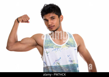 Studio shot der jungen schönen Indischen Mann biegt seinen Arm Stockfoto