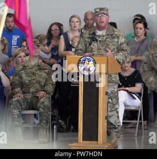 Generalmajor Michael Zerbonia,, der Assistant Adjutant General - Armee der Oregon National Guard und Kommandant der Oklahoma Army National Guard, Adressen der Soldaten und Familien der 3637Th Support Wartung Unternehmen während der Bereitstellung Zeremonie des Gerätes. Stockfoto