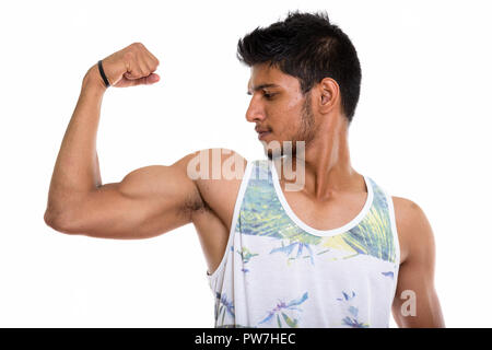 Profil anzeigen von jungen schönen Indischen Mann biegt seinen Arm Stockfoto