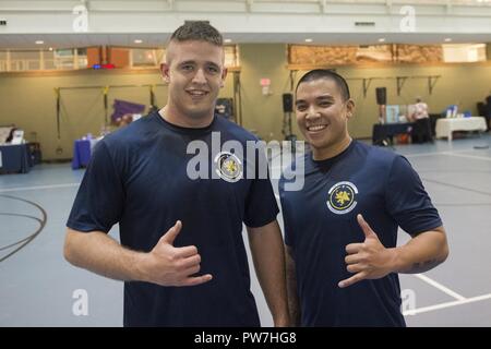 Us Air Force Oberstleutnant Gabriel Avilla, Kommandant der 673 d Communications Squadron und 2nd Lieutenant John Clark, cyber Systeme Wartung Offizier mit der 673 d Communications Squadron, gewann ein CrossFit Wettbewerb während der Suizidprävention bei Buckner körperliche Fitness Center am Joint Base Elmendorf-Richardson, Alaska, Sept. 22, 2017. Das Alaska Army National Guard arbeitet nun mit der Virtualisierungspraxis Anchorage Kapitel der amerikanischen Stiftung für Suizidprävention im Sponsoring eine Suizidprävention ßtsein Monat 5K zu gehen/laufen und CrossFit Herausforderung. Wurde die Veranstaltung bei Buckner körperliche Fitness Center Stockfoto