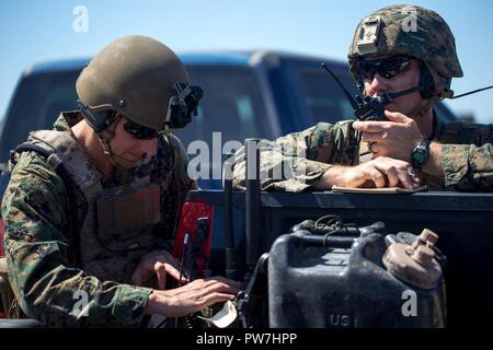 Us Marine Corps Maj. Josh Foster, Kampfmittel Entsorgung Instructor, Links, und Kapitän David Hirt, AH-1 Ausbilder mit Marine Aviation Waffen und Taktiken Squadron (MAWTS-1) bieten Digital aided schließen mit Radios und Tabletten zur Unterstützung der Waffen Taktiken Tauchlehrer Kurs Support (WTI) 1-18 bei Fire Base Burt, Calif., Sept. 22, 2017. WTI ist ein 7-wöchiges Training auch bewirtet durch MAWTS-1 Kader, die betriebliche Integration der sechs Funktionen des Marine Corps Luftfahrt, bei der Unterstützung einer Marine Air Ground Task Force betont und bietet standardisierte voraus taktische Schulung und zertif Stockfoto