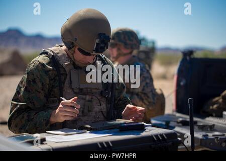 Us Marine Corps Maj. Josh Foster, Kampfmittel Entsorgung Ausbilder mit Marine Aviation Waffen und Taktiken Squadron (MAWTS-1) bieten Digital aided Close Air Support mit Radios und Tabletten zur Unterstützung der Waffen Taktiken Tauchlehrer Kurs (WTI) 1-18 bei Fire Base Burt, Calif., Sept. 22, 2017. WTI ist ein 7-wöchiges Training auch bewirtet durch MAWTS-1 Kader, die betriebliche Integration der sechs Funktionen des Marine Corps Luftfahrt, bei der Unterstützung einer Marine Air Ground Task Force betont und bietet standardisierte voraus taktische Schulung und Zertifizierung der Ausbilder Qualifikationen Stockfoto