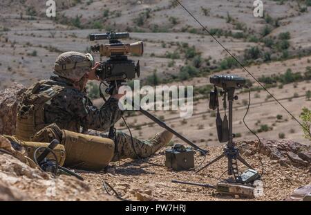 Us Marine Corps Maj. Josh Foster, ein Eingeborener von Fallbrook Calif., Forward Air Controller mit 3 Air Naval Geschützfeuer Liaison Firma (ANGLICO) Hauptquartieren Gruppe Marine, Markierungen Ziele für Close Air Support während der Waffen und Taktiken Instructor Kurs (WTI) 1-18 in Yuma, AZ, Sept. 22, 2017. WTI ist ein 7 Woche Schulungsveranstaltung durch Marine Aviation Waffen und Tatics Squadron (MAWTS-1) Kader, die operative Integration der sechs Funktionen des Marine Corps Luftfahrt, bei der Unterstützung einer Marine Air Ground Task Force betont gehostet werden. MAWTS-1 bietet standardisierte Advanced Tactical Zug Stockfoto