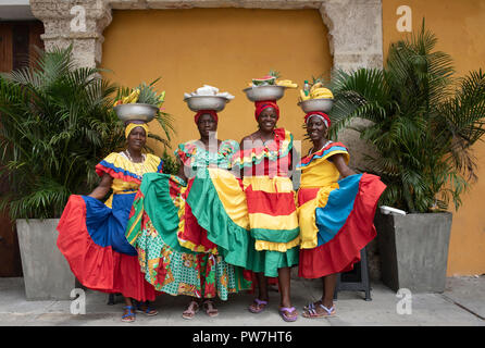 Gruppenfoto der lächelnden Kolumbianischen Obst Verkäufer. Cartagena de Indias, Kolumbien. Sep 2018 Stockfoto