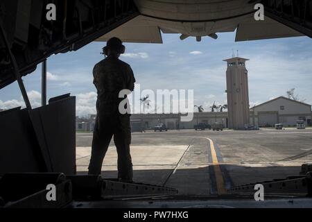 Master Sgt. Mike Wilson, ein lademeister mit dem 15 Special Operations Squadron, scannt den Horizont an Muniz Air National Guard Base, Carolina, Puerto Rico. Piloten mit dem 15 SOS verschoben Joint Task Force Mitglieder aus Puerto Rico Martinique humanitäre Hilfe für den Bürger zur Verfügung zu stellen. Stockfoto