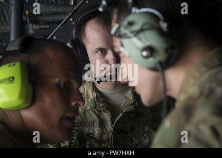 Staff Sgt. John Hashman, Mitte, ein lademeister mit dem 15 Special Operations Squadron, als Flieger eine Mission in Muniz Air National Guard Base, Carolina, Puerto Rico diskutieren. Piloten mit dem 15 SOS verschoben Joint Task Force Mitglieder aus Puerto Rico Martinique humanitäre Hilfe für den Bürger zur Verfügung zu stellen. Stockfoto