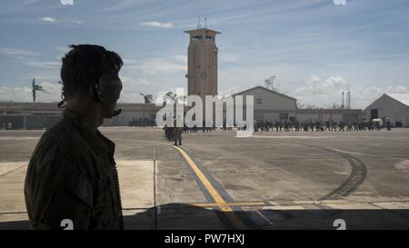 Master Sgt. Mike Wilson, ein lademeister mit dem 15 Special Operations Squadron, als Flieger, Marines und Soldaten bereiten Board ein MC-130H Combat Talon II Muniz Air National Guard Base, Carolina, Puerto Rico. Piloten mit dem 15 SOS verschoben Joint Task Force Mitglieder aus Puerto Rico Martinique humanitäre Hilfe für den Bürger zur Verfügung zu stellen. Stockfoto