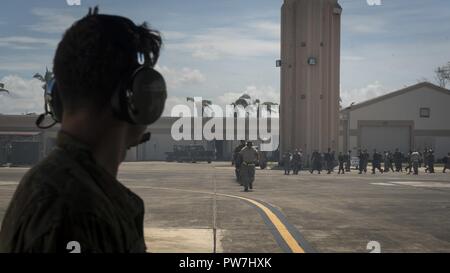 Master Sgt. Mike Wilson, ein lademeister mit dem 15 Special Operations Squadron, als Flieger, Marines und Soldaten bereiten Board ein MC-130H Combat Talon II Muniz Air National Guard Base, Carolina, Puerto Rico. Piloten mit dem 15 SOS verschoben Joint Task Force Mitglieder aus Puerto Rico Martinique humanitäre Hilfe für den Bürger zur Verfügung zu stellen. Stockfoto