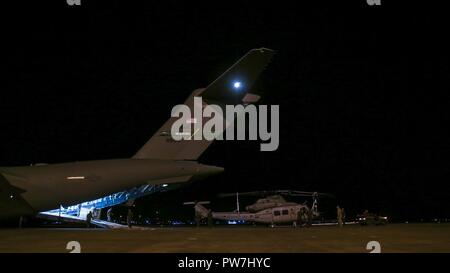 ROYAL AUSTRALIAN AIR FORCE BASE DARWIN, Australien - US-Marines mit Marine Light Attack Helicopter Squadron 367, Marine Drehkraft Darwin Ein UH-1Y Venom Last auf einem C-17 Globemaster III, Sept. 25, 2017. HMLA-367 erfolgreich abgeschlossen Der Einsatz für die Unterstützung von MRF-D. Die Marines mit einem strategischen lift Methode Transportflugzeug weltweit. Stockfoto