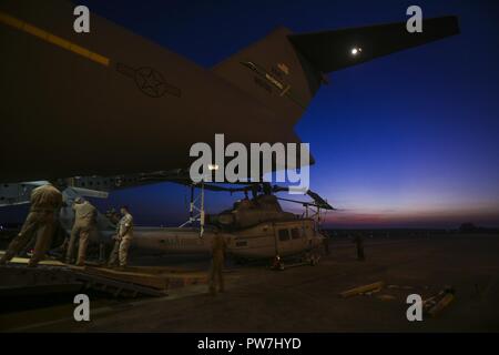 ROYAL AUSTRALIAN AIR FORCE BASE DARWIN, Australien - US-Marines mit Marine Light Attack Helicopter Squadron 367, Marine Drehkraft Darwin Ein UH-1Y Venom Last auf einem C-17 Globemaster III, Sept. 25, 2017. HMLA-367 erfolgreich abgeschlossen Der Einsatz für die Unterstützung von MRF-D. Die Marines mit einem strategischen lift Methode Transportflugzeug weltweit. Stockfoto