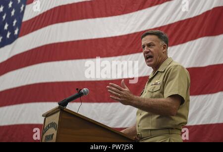 MAYPORT, Fla (Sept. 22, 2017) der hinteren Adm. Sean Buck, Kommandeur der US-Flotte, spricht während der Chief Petty Officer pinning Zeremonie an der Basis Fitnessraum an Bord Naval Station Mayport. Stockfoto