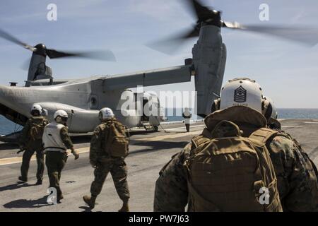 Karibik (Sept. 24, 2017) Marines bis 26 Marine Expeditionary Unit Board eine MV-22 Osprey auf dem Flugdeck des Amphibious Assault ship USS Kearsarge (LHD3). Kearsarge und der 26 MEU unterstützen mit Hilfsmaßnahmen in den Wirbelsturm Maria. Das Verteidigungsministerium ist die Unterstützung der Federal Emergency Management Agency, die federführende Bundesbehörde, dabei helfen, die Betroffenen durch den Hurrikan Maria Leiden zu minimieren und ist ein Bestandteil der gesamten-von-Reaktion seitens der Regierung. Stockfoto