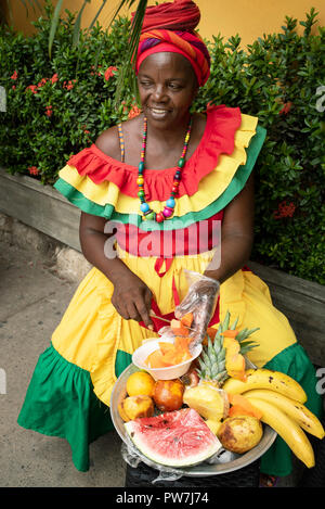 Straße Obst Anbieter in Aktion, die Vorbereitung einer kleinen Platte von Früchten für Touristen. Cartagena de Indias, Kolumbien. Sep 2018 Stockfoto