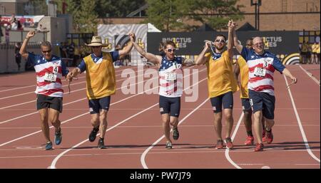 "SOCOM"-Veteran Oberstleutnant Ivan Castro, Navy veteran Lt Bradley Snyder und Coast Guard veteran Lt Sancho Johnson (L, R) und ihre Führer überqueren die Ziellinie gemeinsam in der mens 1500 meter Sehbehinderte Rennen während der Athletik an York Lions Stadion während der 2017 Invictus Spiele in Toronto am 25. September 2017. Die Invictus Games, von Prinz Harry im Jahr 2014 gegründet, vereint die Verwundeten und verletzten Veteranen aus 17 Nationen für 12 adaptive Sportveranstaltungen, einschließlich Leichtathletik, Rollstuhl basketball Rollstuhl Rugby, Schwimmen, Volleyball, und Neu in der 2017 Spiele, Golf. Stockfoto