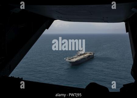 Karibik (Sept. 24, 2017) Das amphibisches Schiff USS Kearsarge (LHD 3) Transite der Karibischen See, von der Rückseite aus einer MV-22 Osprey Flugzeuge gesehen. Kearsarge unterstützt mit Hilfsmaßnahmen in den Wirbelsturm Maria. Das Verteidigungsministerium ist die Unterstützung der Federal Emergency Management Agency, die federführende Bundesbehörde, dabei helfen, die Betroffenen durch den Hurrikan Maria Leiden zu minimieren und ist ein Bestandteil der gesamten-von-Reaktion seitens der Regierung. Stockfoto