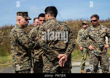 Us Marine Corps Oberst Farrell J. Sullivan, Links, kommandierender Offizier der 26 Marine Expeditionary Unit (MEU), spricht mit Sgt. Bradley W. Pena-Ledesma, Links, ein Ingenieur equipment Operator und Sgt. Pedro-Luis Emmanuelli, ein platoon Sergeant von Detatchment 1, Landung Support Unternehmen, Bekämpfung Logistik Regiment 45, 4 Marine Logistik Gruppe, in Aguadilla, Puerto Rico, Sept. 24, 2017. Die 26. MEU unterstützt die Federal Emergency Management Agency, die federführende Bundesamt, und lokale Behörden in Puerto Rico und den U.S. Virgin Islands mit der kombinierten Ziel der Schutz des Lebens und der Sicherheit Stockfoto