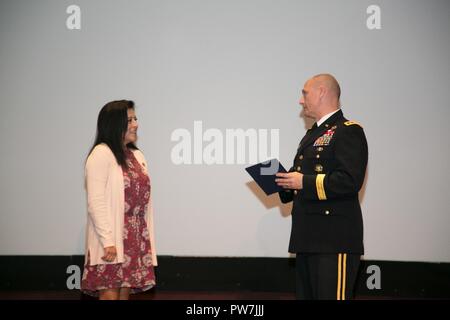 Us-Armee Generalleutnant Edward Daly, Army Material Command stellvertretender Kommandant und Redstone senior Commander, stellt eine Auszeichnung für Christine Chavez, der Hauptredner bei der Hispanic-American Erbe Monat Einhaltung Sept. 25, 2017 an der Redstone Arsenal, Alabama. Chavez ist die Enkelin von Arbeiterführer und Bürgerrechtler Cesar Chavez. Stockfoto