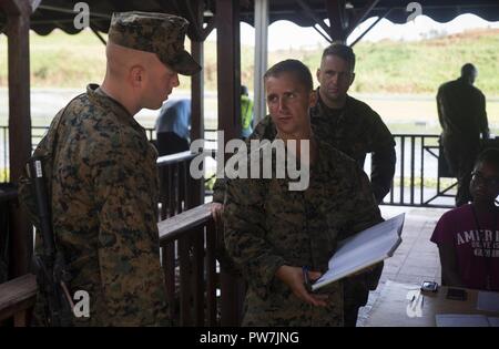 Us Marine Sgt. Austin Cody, Mitte, die Evakuierung Control Center noncomissioned Offizier mit Joint Task Force - Leeward Inseln, erklärt das Logbuch Verfahren für das Control Center am Flughafen Douglas-Charles in Dominica, Sept. 24, 2017. Die Evakuierung Control Center wurde eingerichtet, die in den freiwilligen Evakuierung von US-Bürgern auf Dominica gestrandet nach Hurrikan Maria zu unterstützen. Auf Anfrage der Partnerländer und sowohl das State Department und der US-Agentur für Internationale Entwicklung, JTF-LI hat Flugzeuge und Service Mitglieder zu den Bereichen in der östlichen Karibik Se bereitgestellt Stockfoto