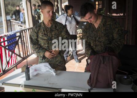 Us-Marines Sgt. Austin Cody, Links, die Evakuierung Control Center noncomissioned Offizier mit Joint Task Force - Leeward Inseln, und Cpl. Michael S. Bannon suche Taschen bei Douglas-Charles Flughafen in Dominica, Sept. 24, 2017. Das Control Center wurde eingerichtet, die in den freiwilligen Evakuierung von US-Bürgern auf Dominica gestrandet nach Hurrikan Maria zu unterstützen. Auf Anfrage der Partnerländer und sowohl das State Department und der US-Agentur für Internationale Entwicklung, JTF-LI hat Flugzeuge und Service Mitglieder zu den Bereichen in der östlichen Karibik bereitgestellt, die von den Hurrikanen Irma ein Stockfoto